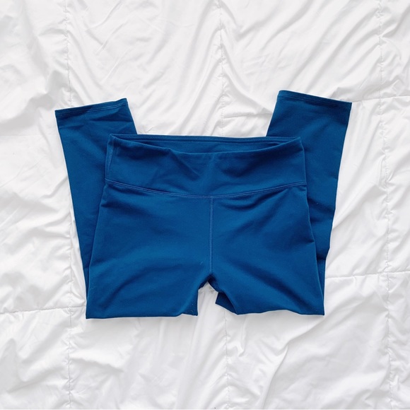 LIKE NEW! FABLETICS! TURQUOISE BLUE WORKOUT GYM CAPRI LEGGINGS! - Picture 4 of 4